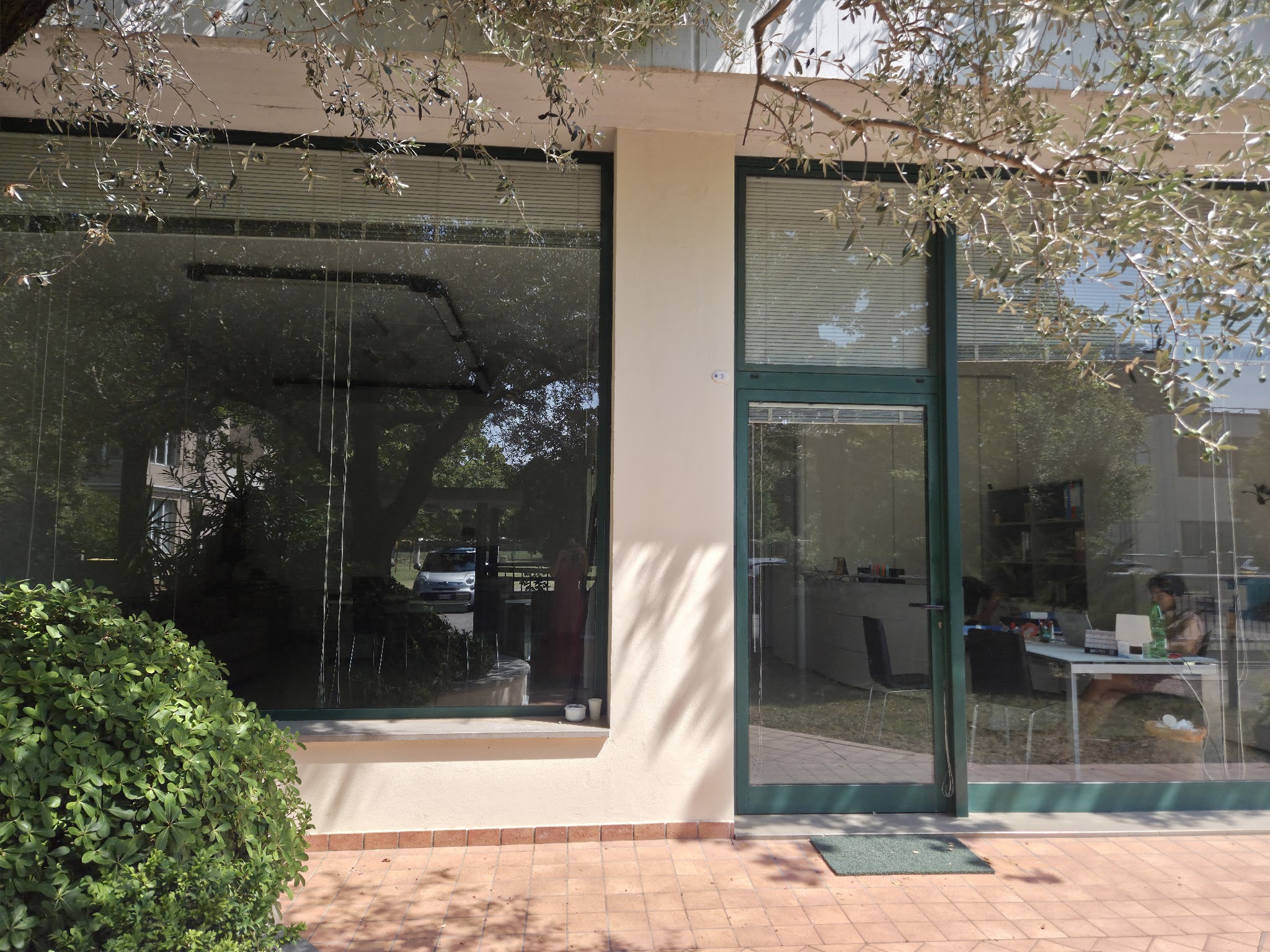 Ingresso della sede Malafronte multiservice in Via Schio 23 a Forlì